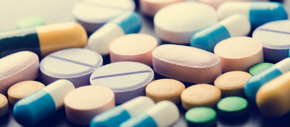 Bunte Tabletten unterschiedlicher Form und Farbe