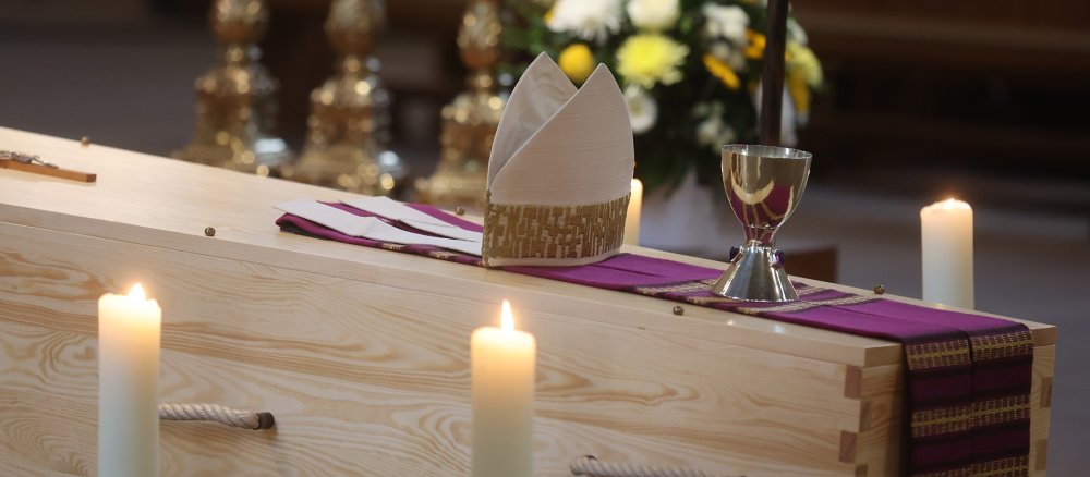 Die Mitra liegt auf dem Sarg des verstorbenen Erfurter Altbischofs Joachim Wanke