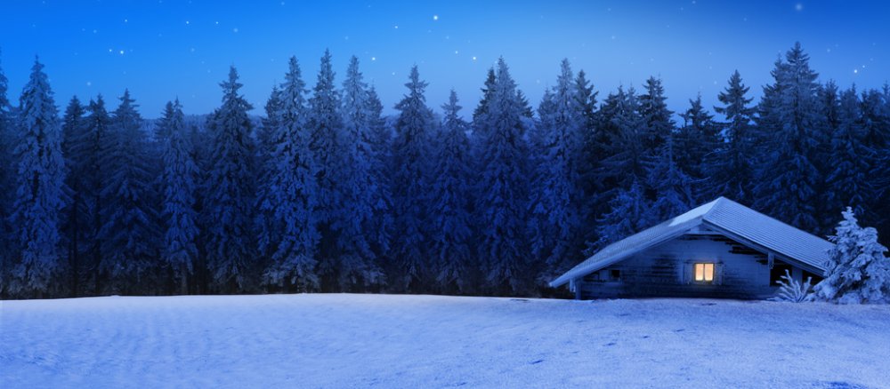 Stall auf nächtlichem verschneitem Feld, mit Wald und Sternschnuppe