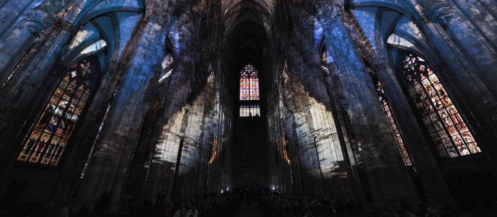 Der Kölner Dom ist von innen komplett in blau beleuchtet.