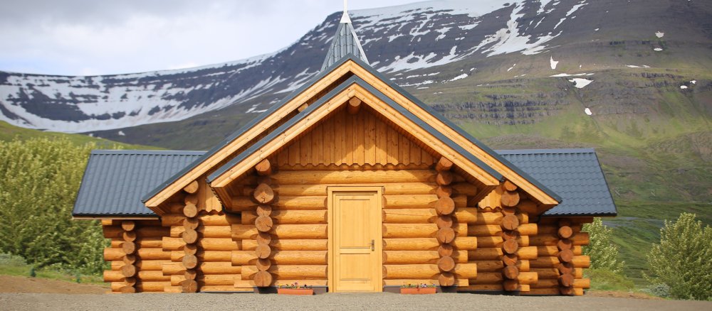 Die neue Holzkirche im isländischen Reydarfjördur wurde in der Slowakei gebaut und in Einzelteilen in den Norden gebracht.