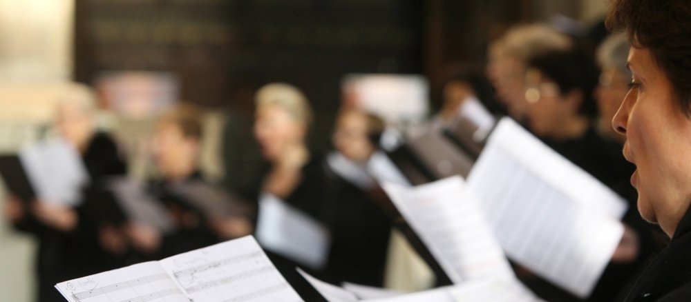 Ein Kirchenchor singt.