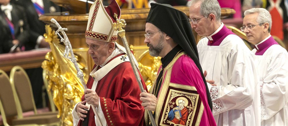 Papst Franziskus geht neben dem griechisch-orthodoxen Metropoliten von Telmissos durch den Petersdom.