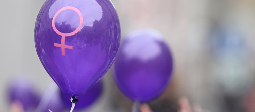 Ein Luftballon mit dem Frauen-Symbol bei einer Demonstration