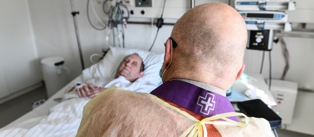 Seelsorger bei der Krankenkommunion
