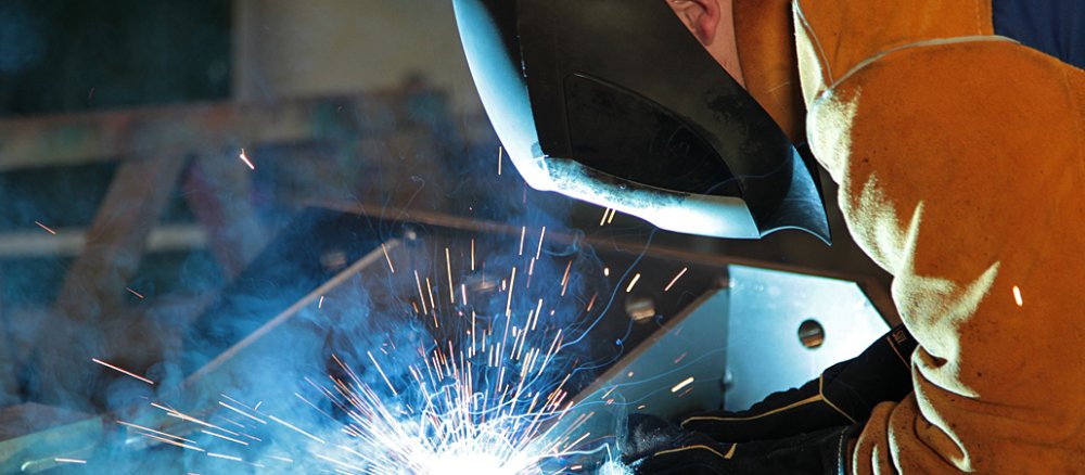 Ein Indrustriemechaniker führt Schweißarbeiten aus