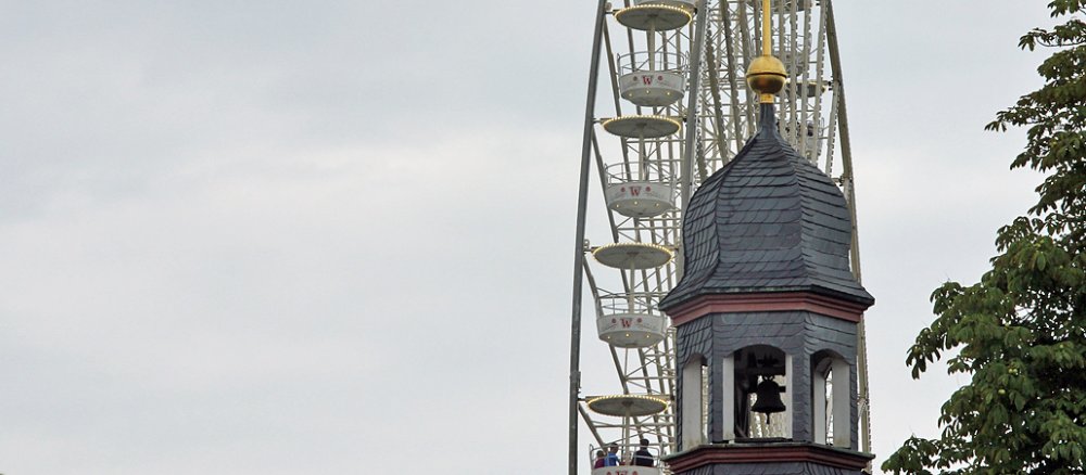 Ein Riesenrad und eine Kapelle