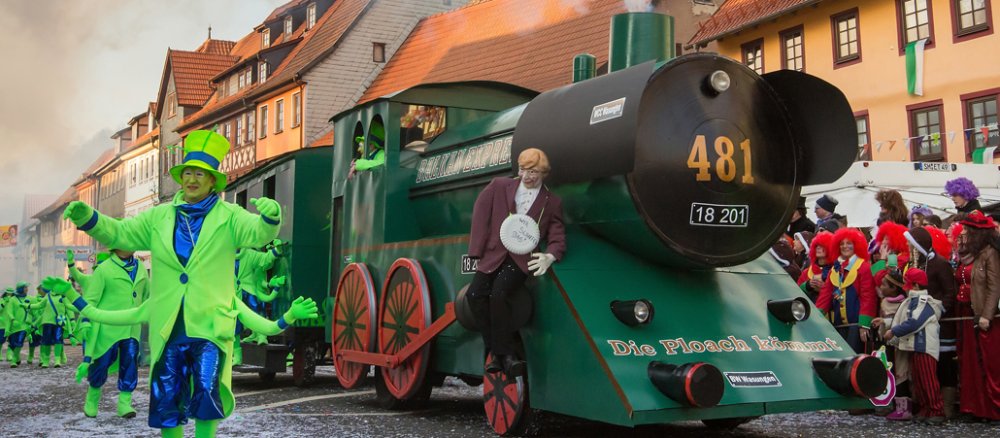 Narren ziehen am 06.02.2016 beim großen historischen Festumzug durch Wasungen (Thüringen), hier ein Wagen mit der "Balkan-Express" und "Die Ploach kömmt" (Die Plage kommt).