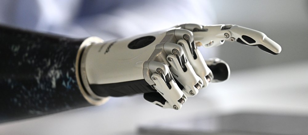 Eine Roboterhand zeigt mit ausgestrecktem Zeigefinger