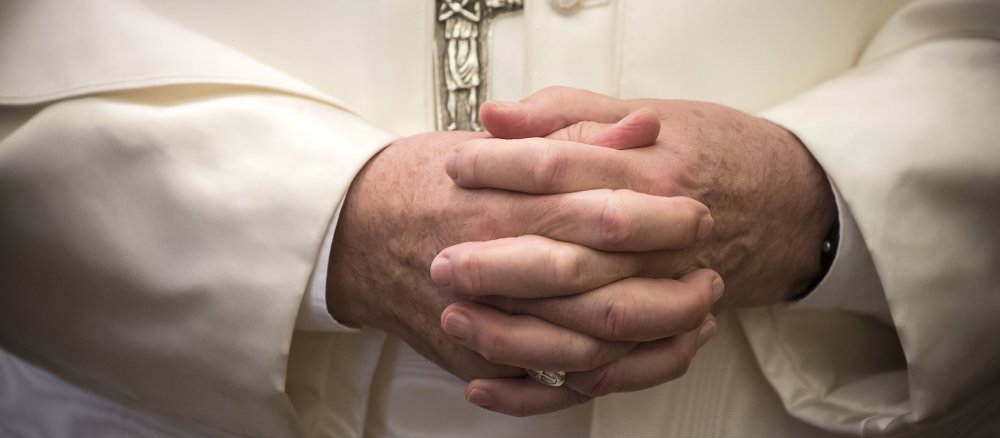 Die gefalteten Hände von Papst Franziskus im Vatikan am 24. Februar 2018.