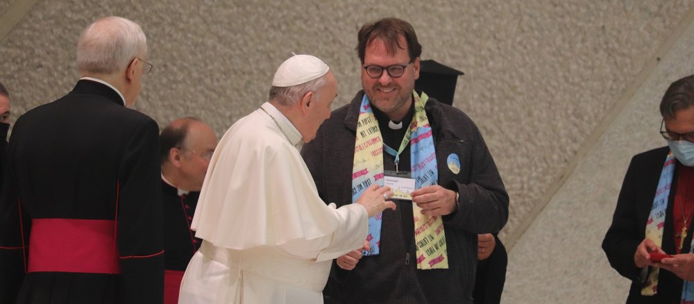Papst Franziskus im Gespräch mit dem Magdeburger Diözesanjugendseelsorger Christoph Tekaath