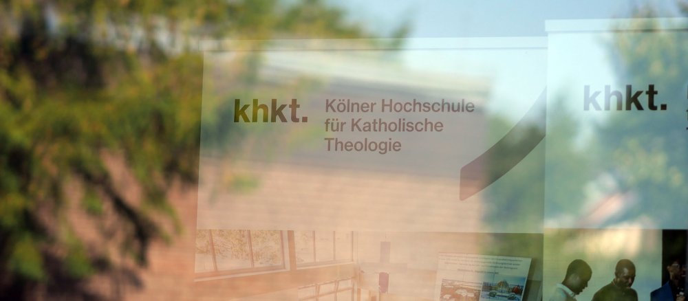 Das Logo der KHKT hinter einem reflektierenden Schaufenster