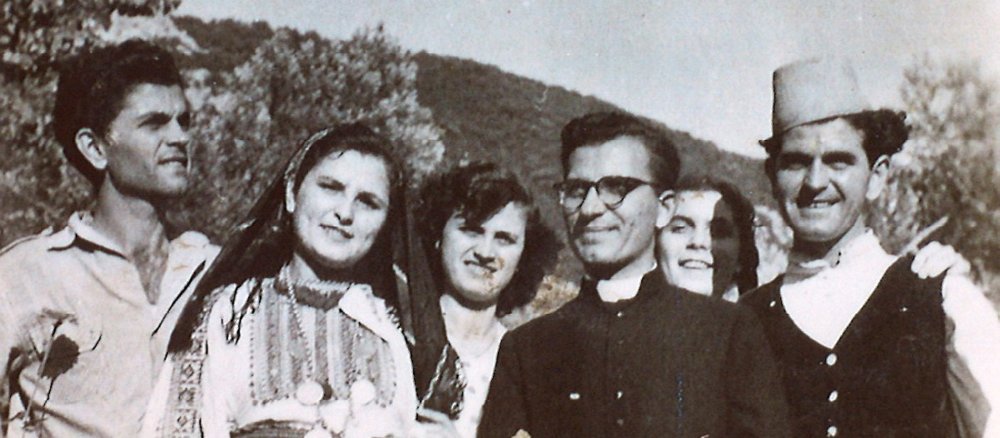 Priester Joseph Marxen im Kreis albanischer Gemeindemitglieder.