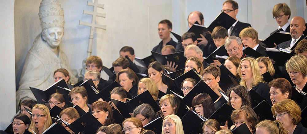 Mitglieder des Fuldaer Domchors bei einem Konzert im Dom.