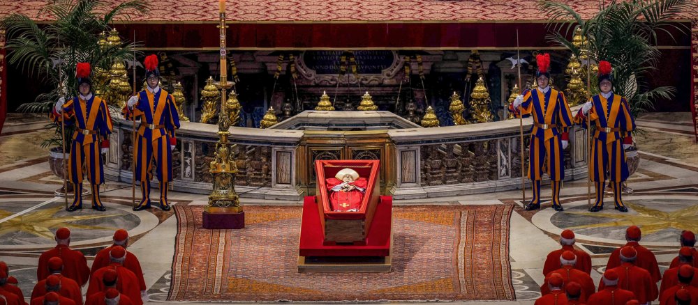 Der offene Sarg von Papst Franziskus im Petersdom