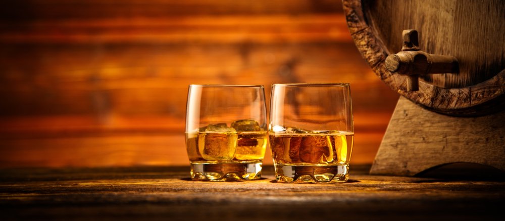 Zwei Gläser mit Whisky