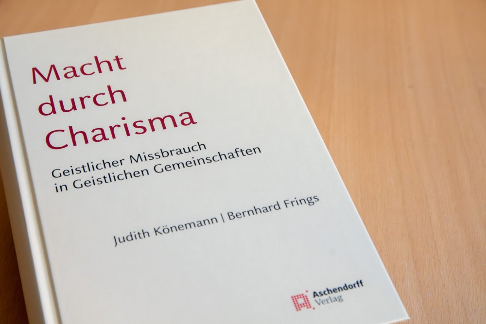 Der Einband der Studie „Macht durch Charisma. Geistlicher Missbrauch in Geistlichen Gemeinschaften“