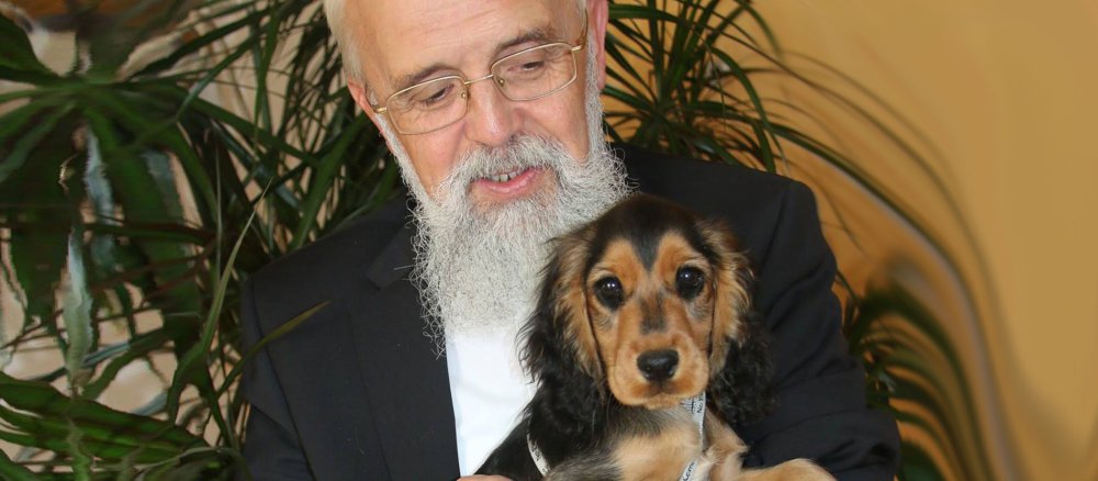 Bischof Gerhard Feige mit Hund Willi