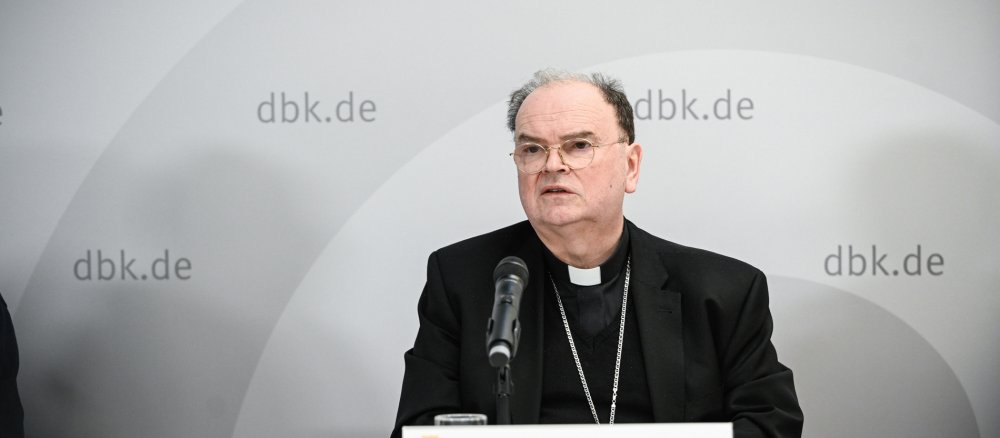 Der Augsburger Bischof Bertram Meier bei einer Pressekonferenz