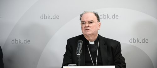 Der Augsburger Bischof Bertram Meier bei einer Pressekonferenz
