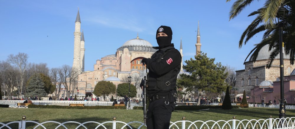 Ein türkischer Polizist patrouilliert vor der Hagia Sophia in Istanbul.