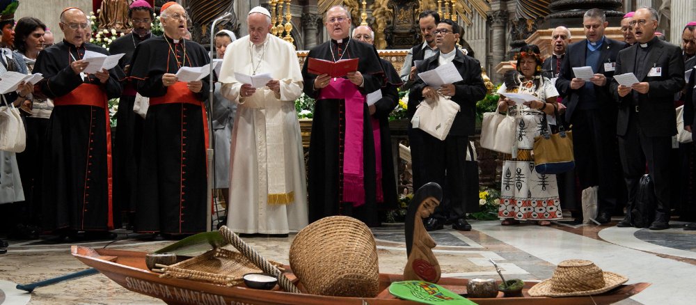 Papst Franziskus und eine Holzstatue