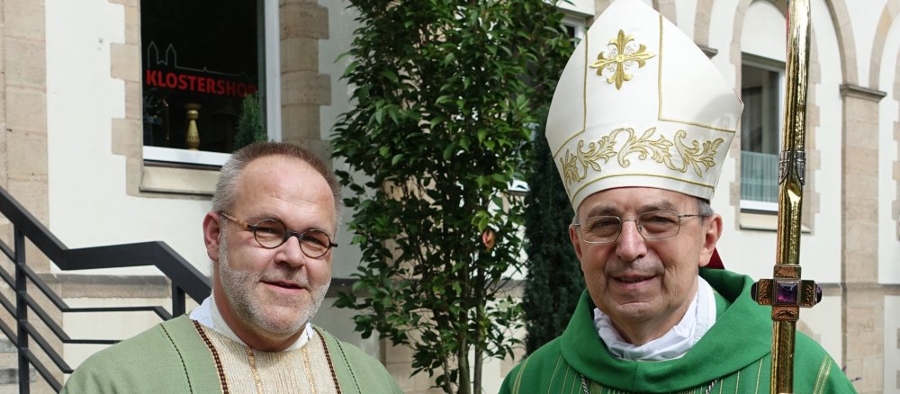 Bischof Wilhelm Steckling (rechts) in Deutschland