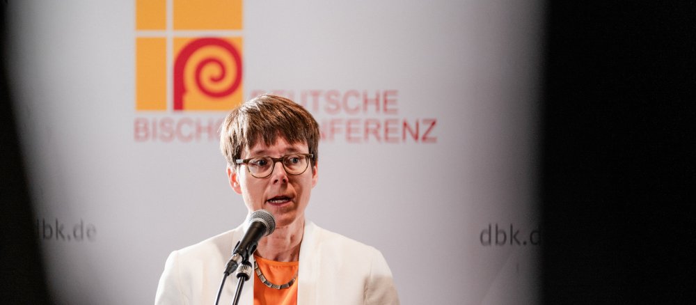 Beate Gilles spricht bei einer Pressekonferenz