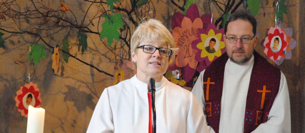Das sieht man selten in der Kirche: Eine Frau steht vorne.