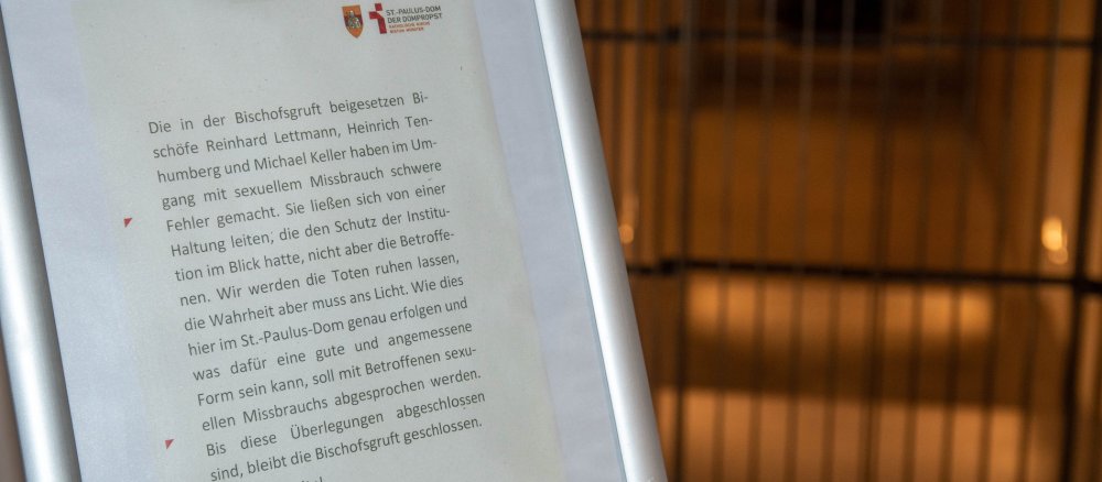 Notice at closed Münster bishop's crypt
