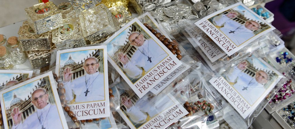 Die ersten Souvenirs und Rosenkränze mit dem Bild von Papst Franziskus waren am 14. März bereits erhältlich.
