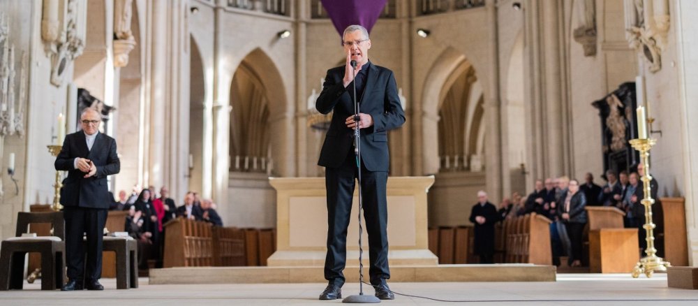 Der ernannte Bischof von Münster, Heiner Wilmer, spendet im St.-Paulus-Dom den Segen