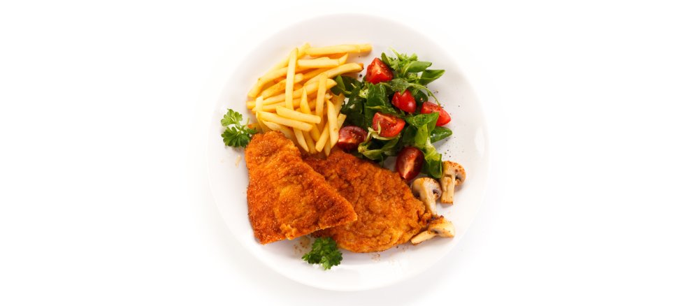 Ein Teller mit einem Schnitzel, Pommes und Salat darauf.