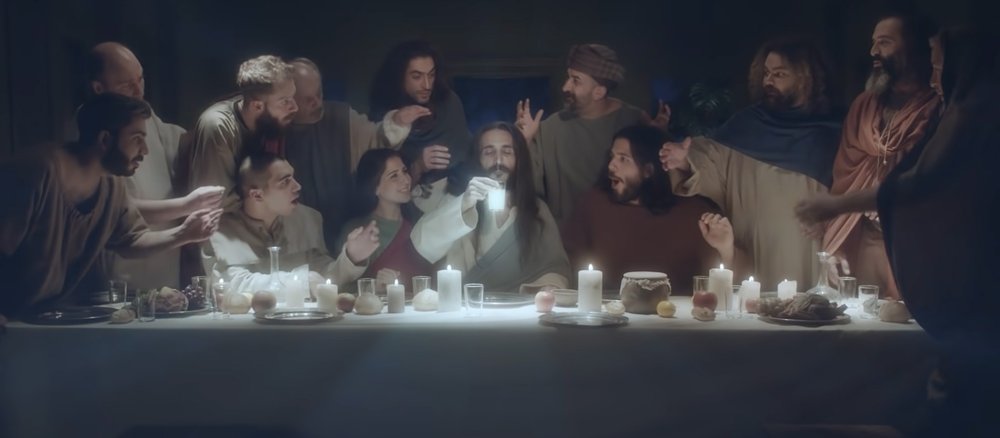 Jesus hebt einen leuchtenden Becher Raki hoch, die Jünger staunen: Ein Screenshot aus dem Werbespot von Yakamoz