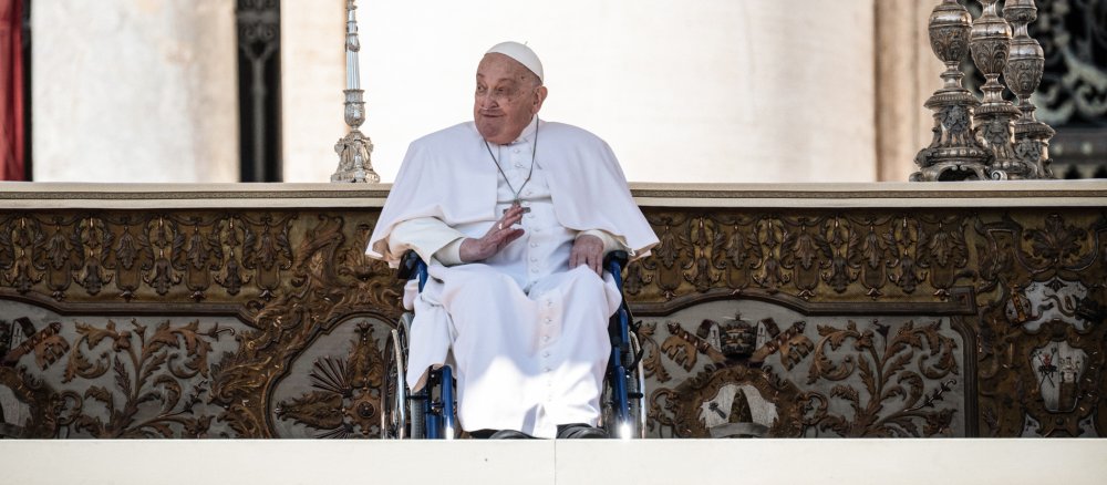 Papst Franziskus beim Angelusgebet auf dem Petersplatz