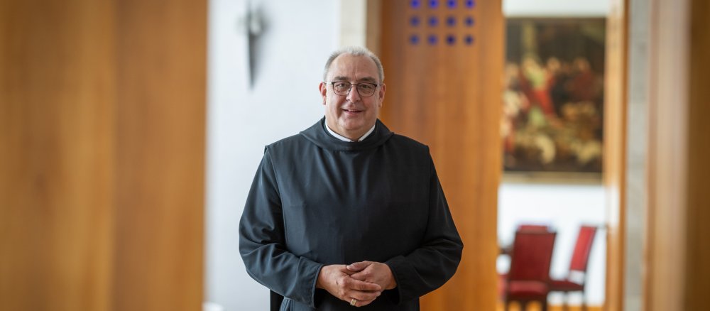 Der neue Osnabrücker Bischof Dominicus Meier in einem Besprechungszimmer