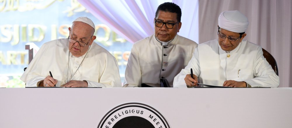 Pope Francis and Nasaruddin Umar, Grand Imam of the Istiqlal Mosque in Jakarta, at the signing of the "Joint Declaration of Istiqlal 2024"