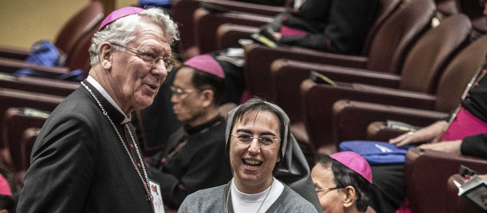 Bischof Lucas Van Looy im Gespräch mit Ordensfrau Alessandra Smerilli