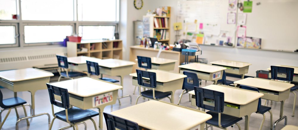 Ein leeres Klassenzimmer ohne Schüler.