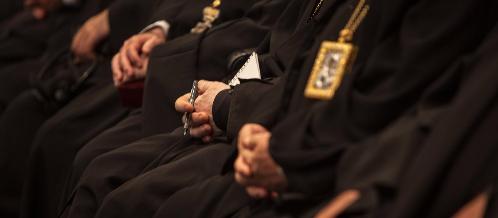 Gefaltete Hände und Enkolpionen in einer Reihe