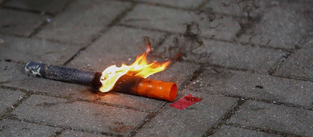 Eine brennende Fackel liegt am Boden.