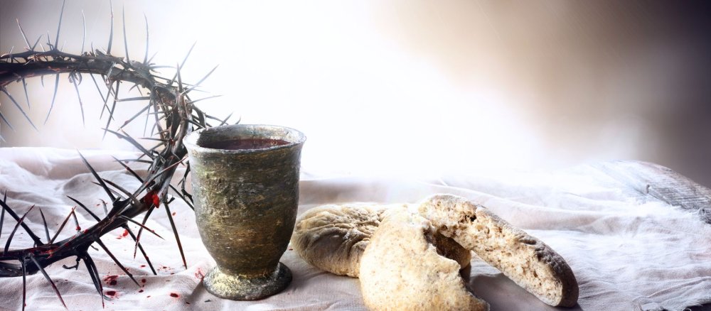 Kelch mit Wein und Brot