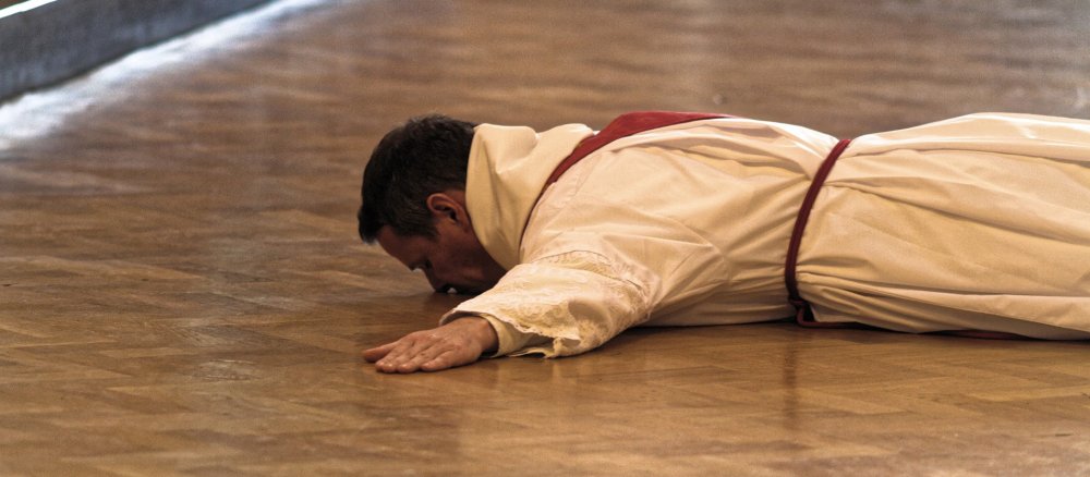 Philip Mulryne liegt bei seiner Priesterweihe auf dem Boden.