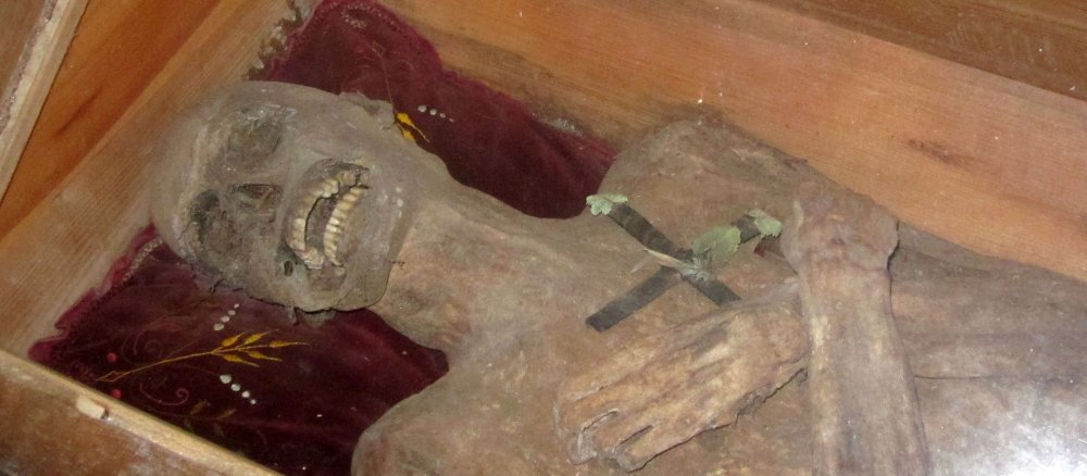 Der luftg’selchte Pfarrer in der Pfarrkirche von St. Thomas am Blasenstein.