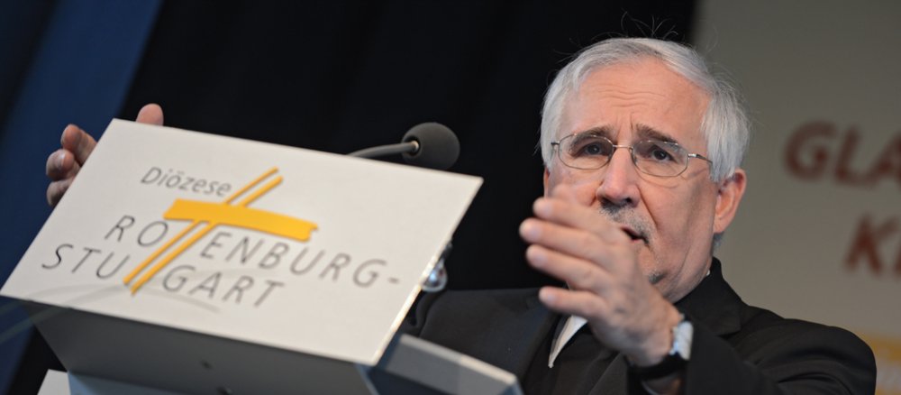 Bischof Fürst spricht zu den Teilnehmern.