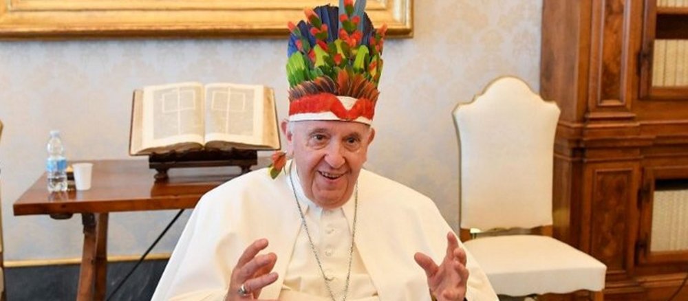 Papst Franziskius mit Federschmuck