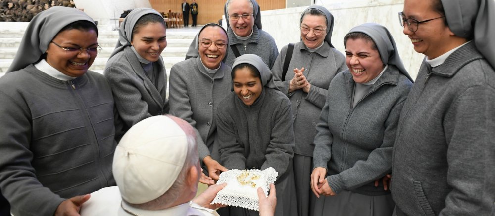 Papst Franziskus und Ordensfrauen im Gespräch