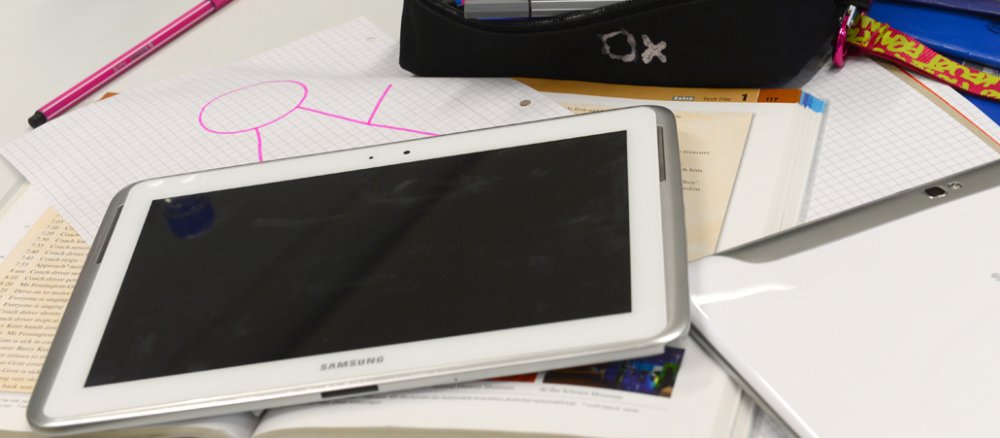 Mit Hilfe von Tablet-Computern erhalten Schüler digital gestützten Unterricht.