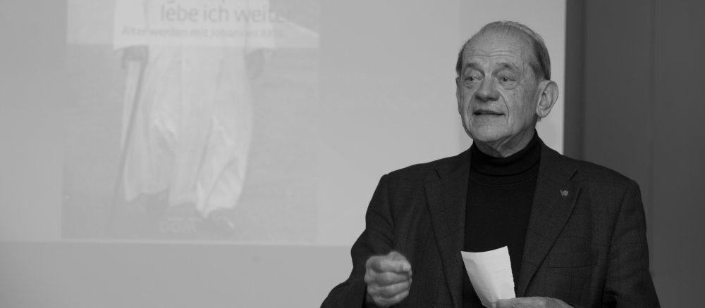 Der Theologe Philipp Harnoncourt hält eine Rede.