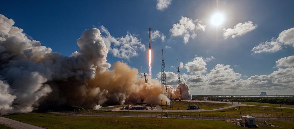 Eine Rakete startet von Cape Canaveral aus in den Weltraum.